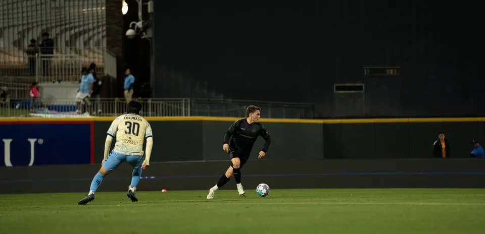 Jugador de Colorado Springs driblando a oponente