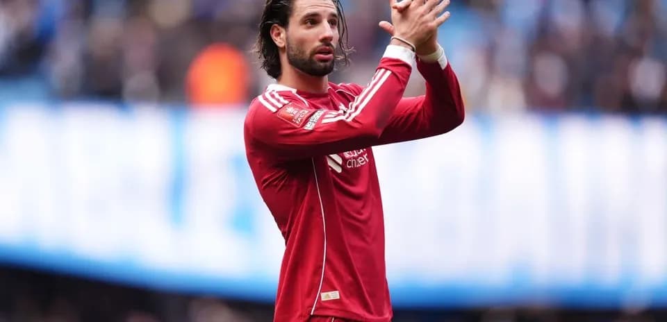 Jugador aplaudiendo durante un partido de fútbol
