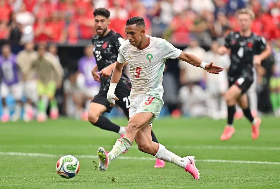 Jugador de Marruecos disparando durante el partido