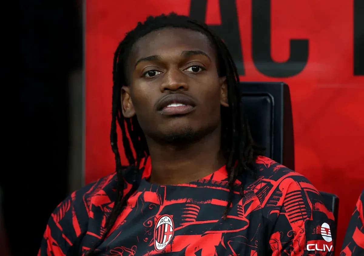 Jugador de AC Milan sentado en el banquillo