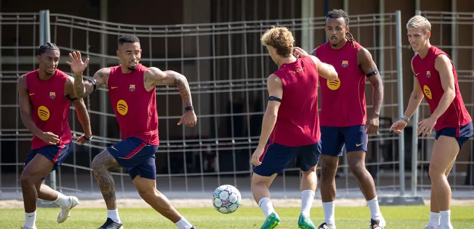 Jugadores del FC Barcelona entrenando en el campo