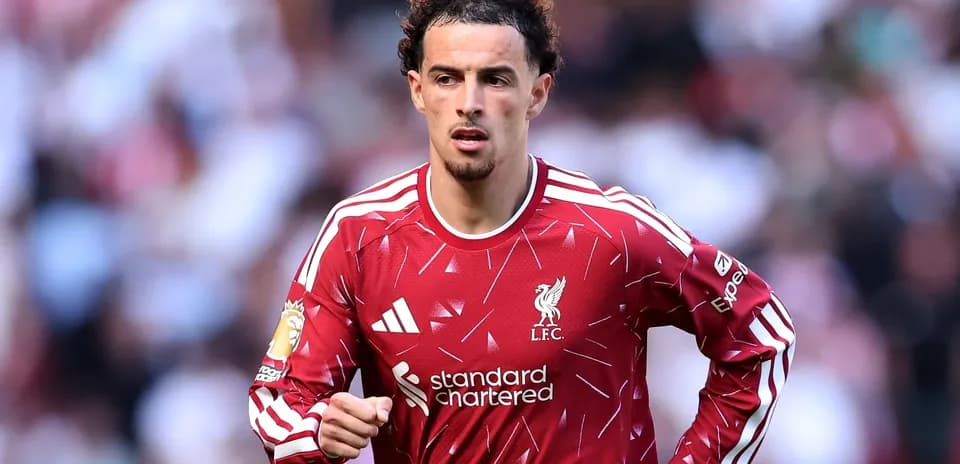 Jugador de Liverpool corriendo en el campo de juego