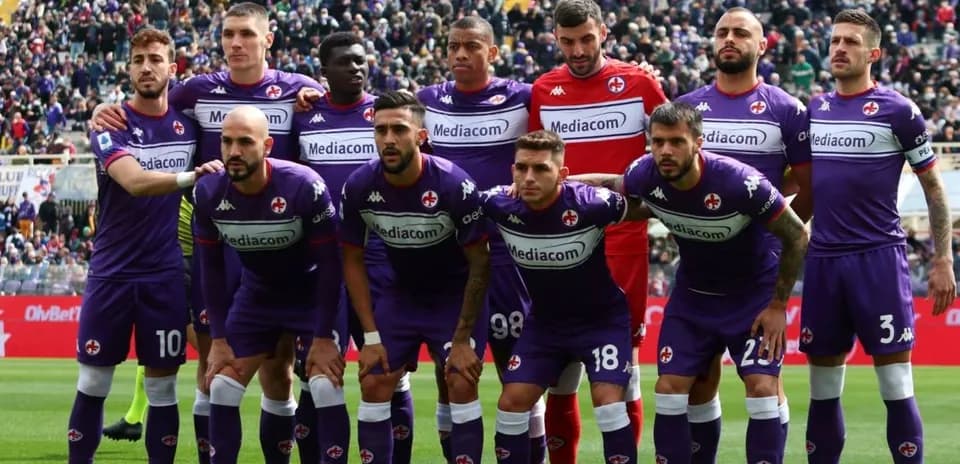 Equipo de Fiorentina posando para la foto