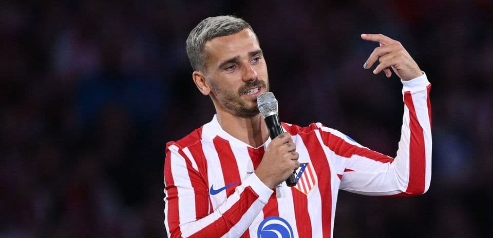 Jugador hablando con micrófono en estadio
