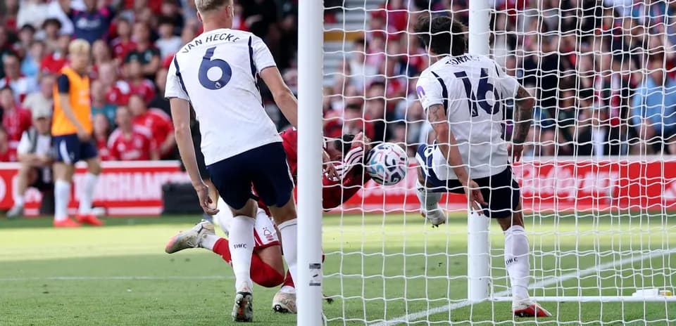 Un jugador de Tottenham marcando un gol