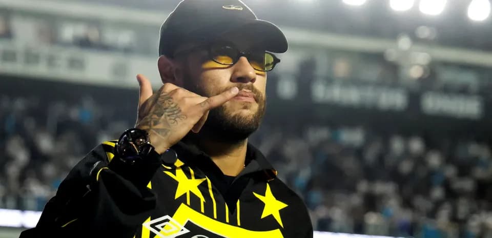 Hombre con gafas y gesto de llamada en estadio