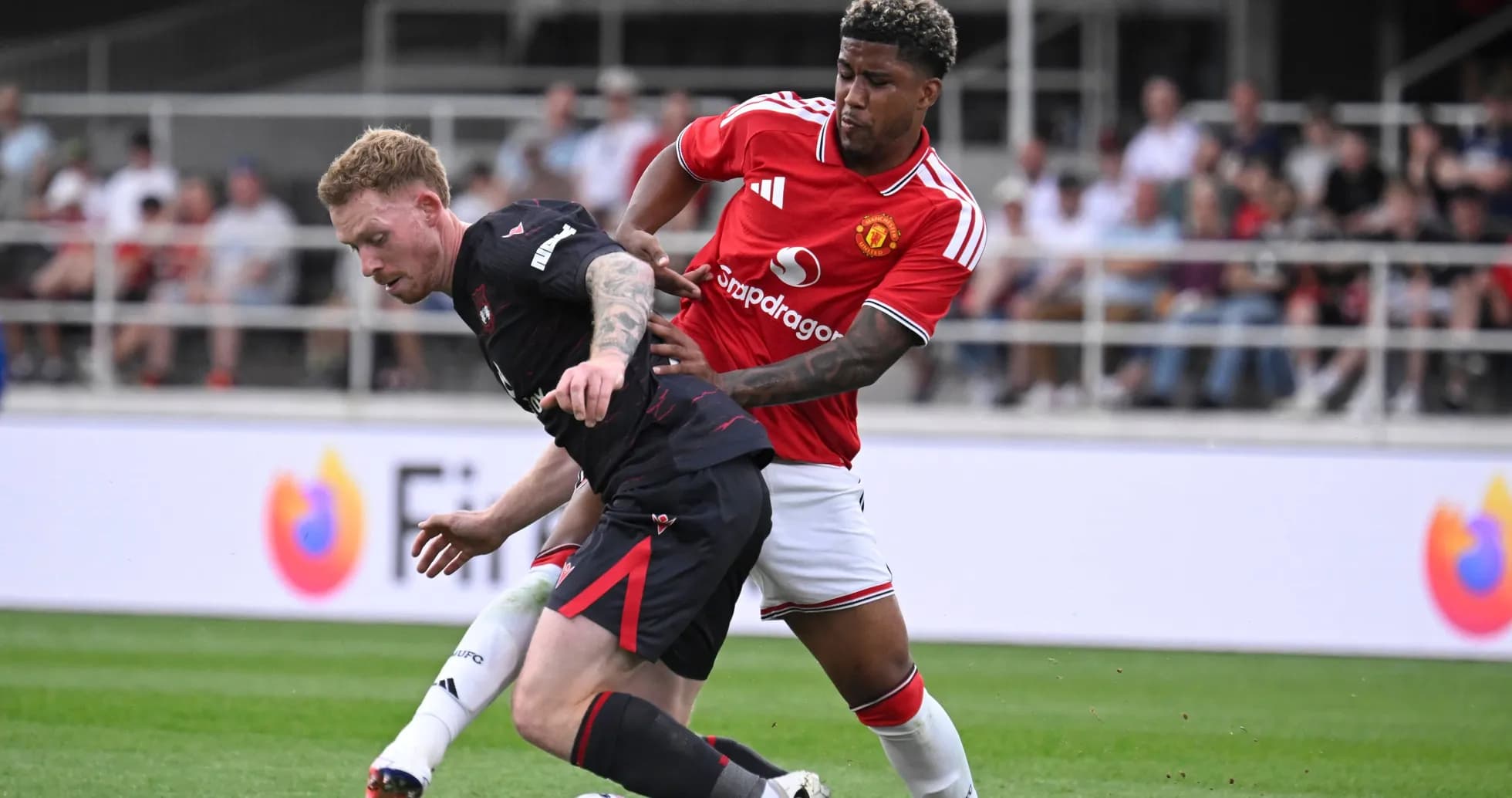 Jugador de Manchester United desafía a oponente en el campo