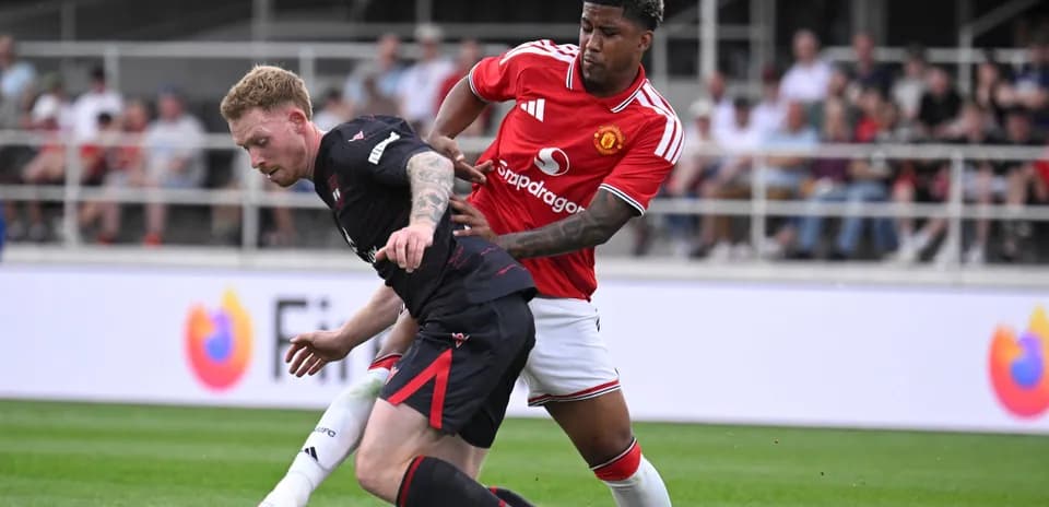 Jugador de Manchester United desafía a oponente en el campo