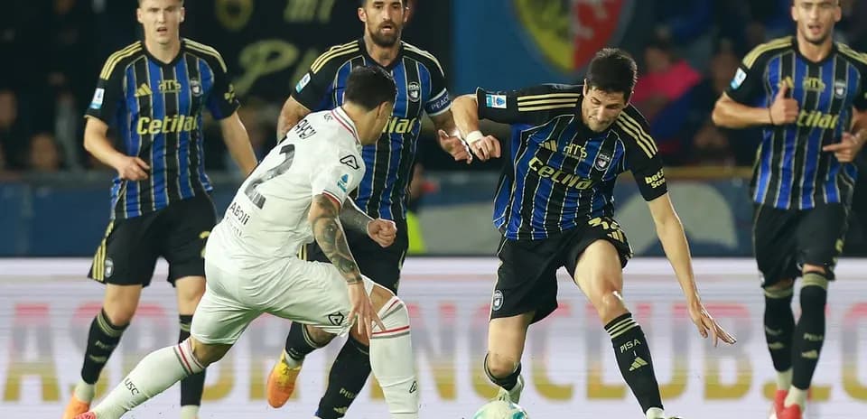 Jugadores de Cremonese y Pisa compitiendo por el balón