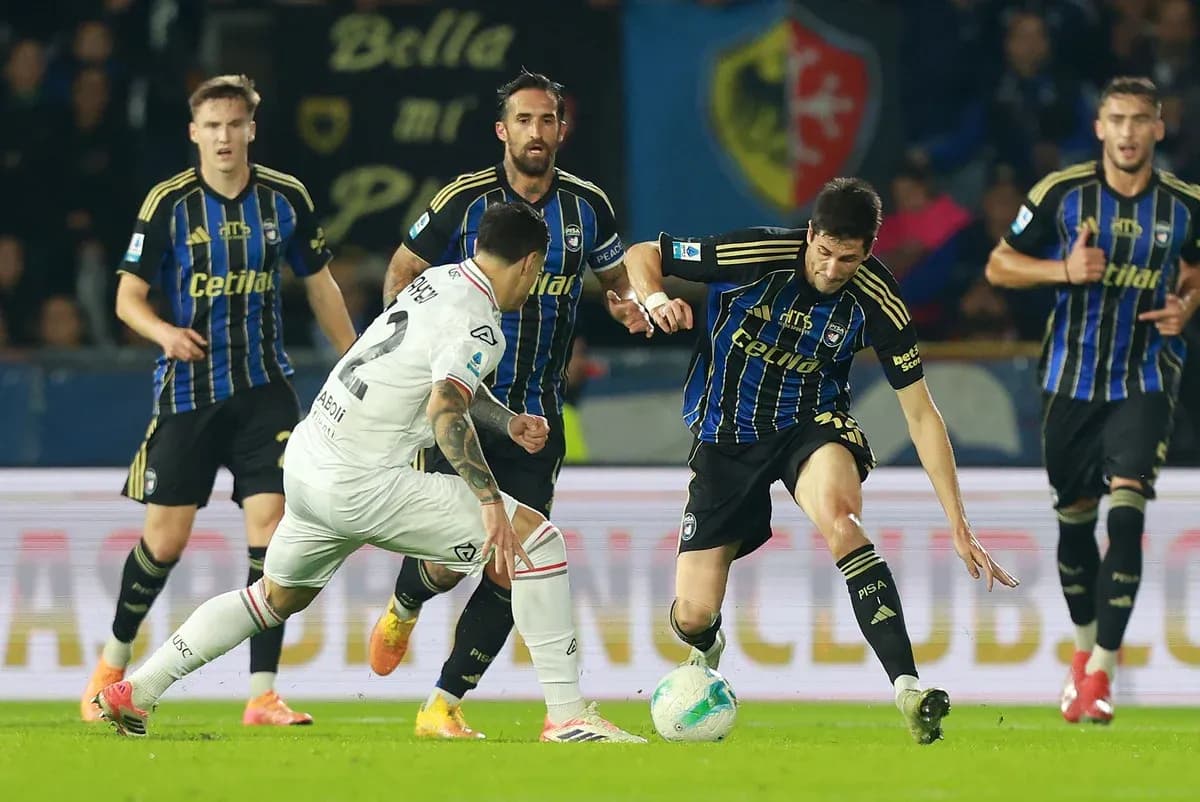 Jugadores de Cremonese y Pisa compitiendo por el balón