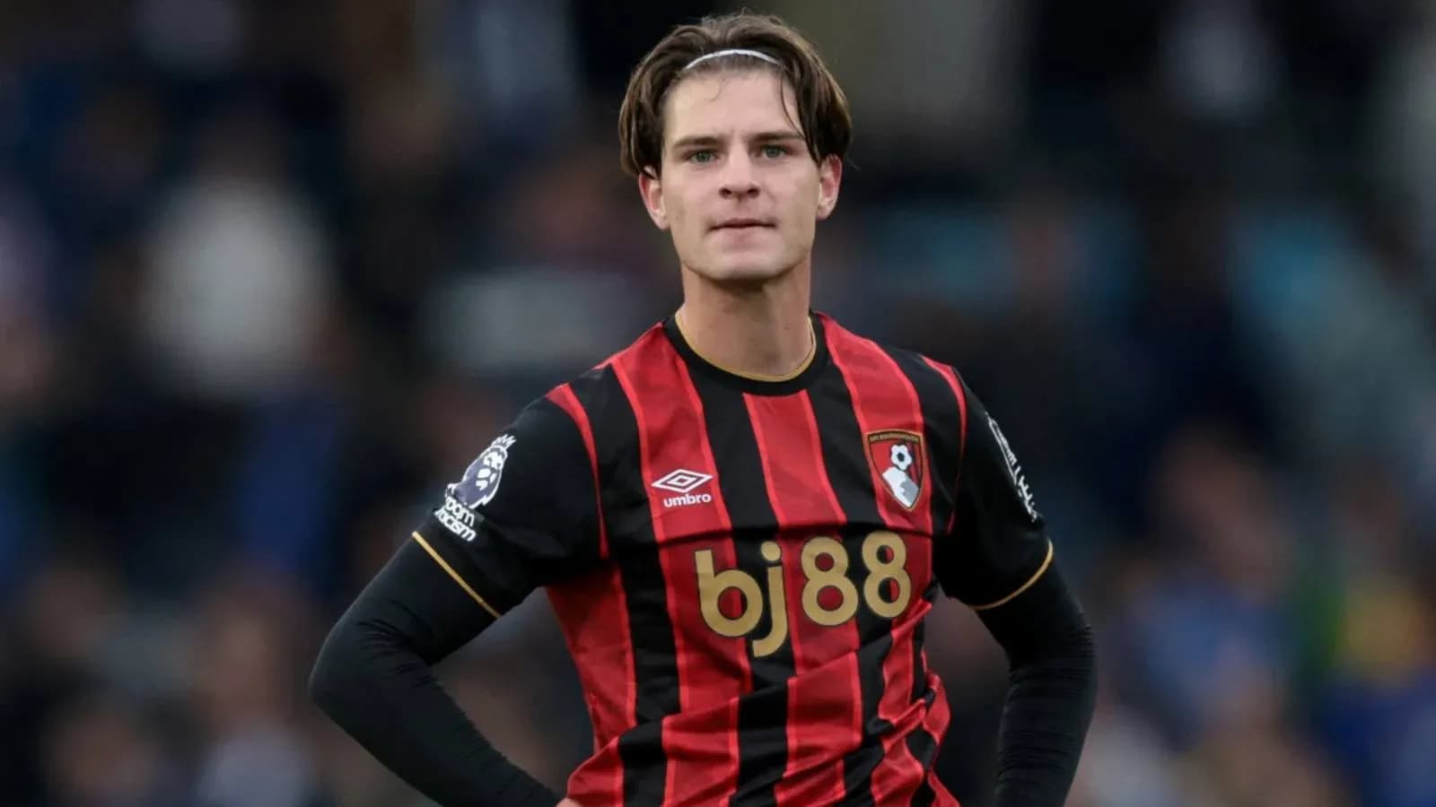 Jugador de Bournemouth en acción durante el partido