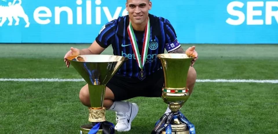 Jugador de Inter con trofeos en el campo