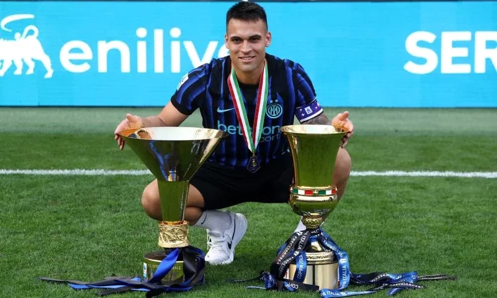 Jugador de Inter con trofeos en el campo