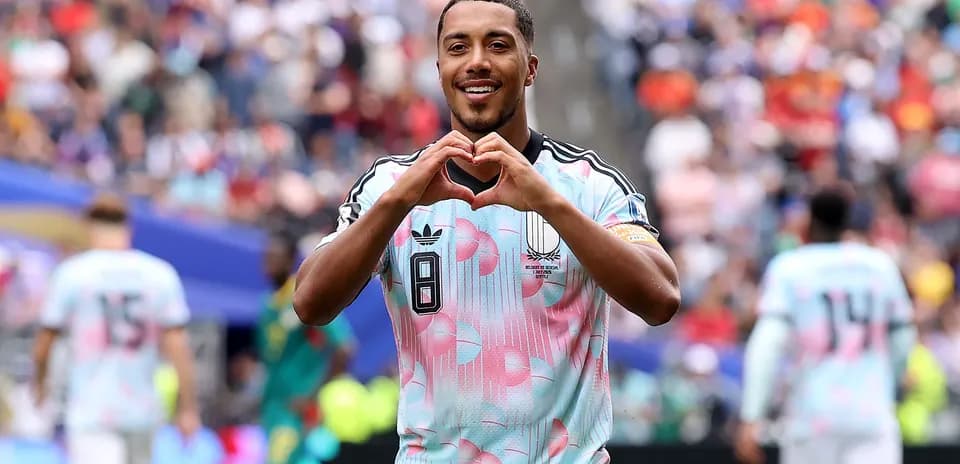 Jugador mostrando un corazón tras anotar un gol