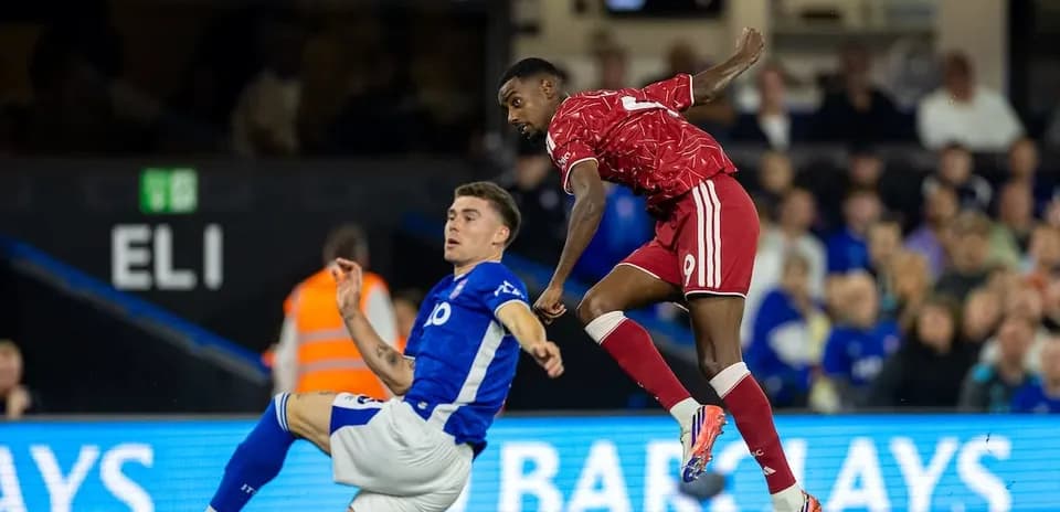 Jugador de Ipswich deslizándose hacia Liverpool