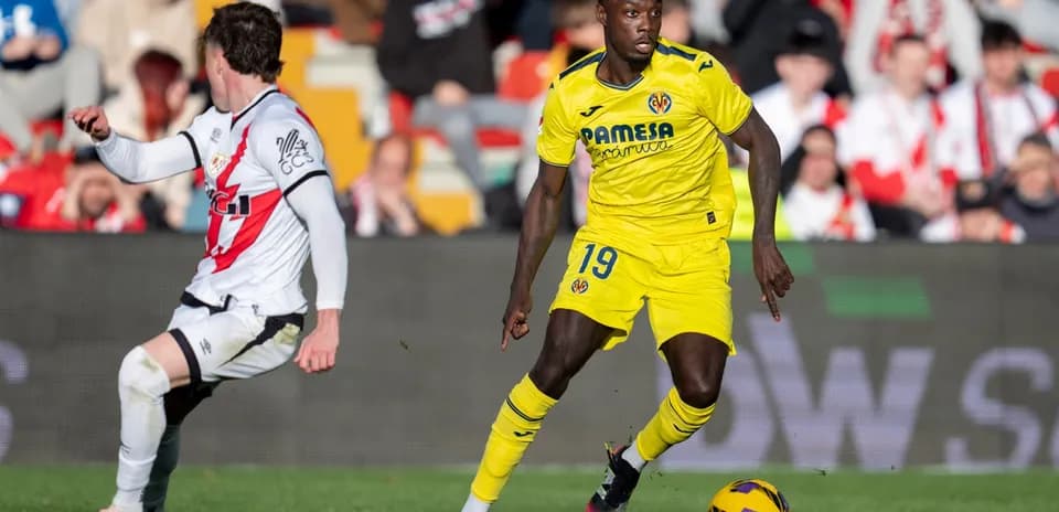 Jugador de Villarreal en acción contra Rayo Vallecano
