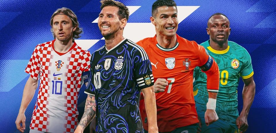 Cuatro futbolistas destacados en uniformes de selecciones