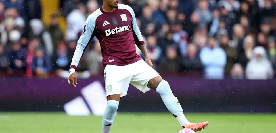 Jugador de Aston Villa controlando el balón en campo