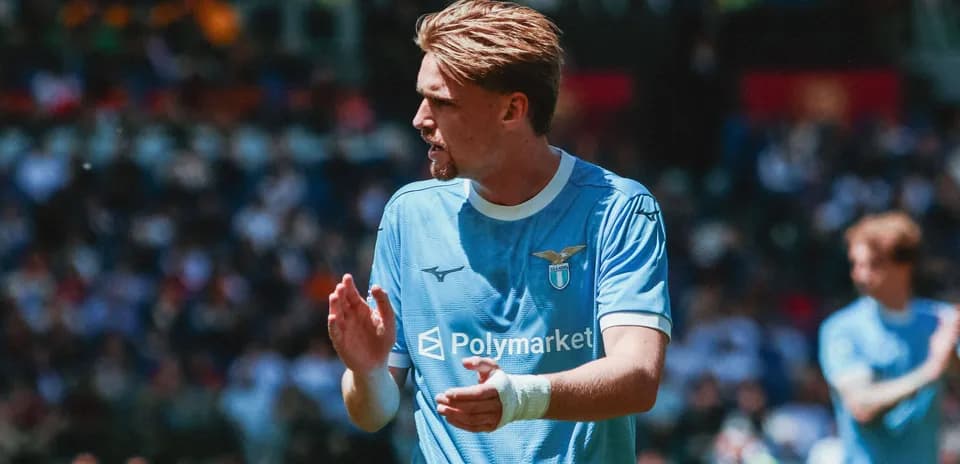 Jugador de Lazio aplaudiendo en el campo