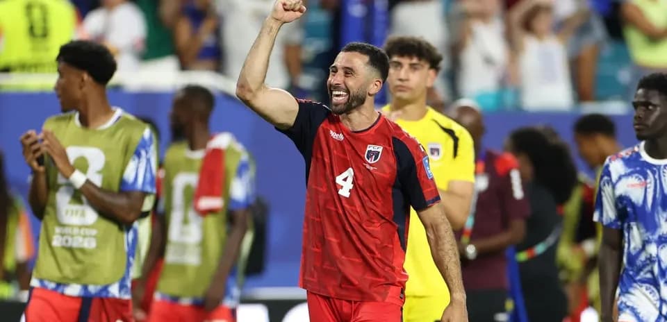 Jugador celebrando tras el partido en el estadio