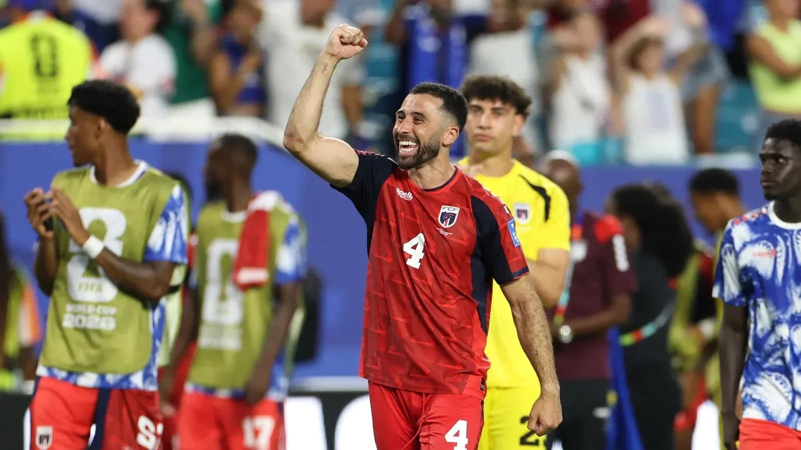 Jugador celebrando tras el partido en el estadio
