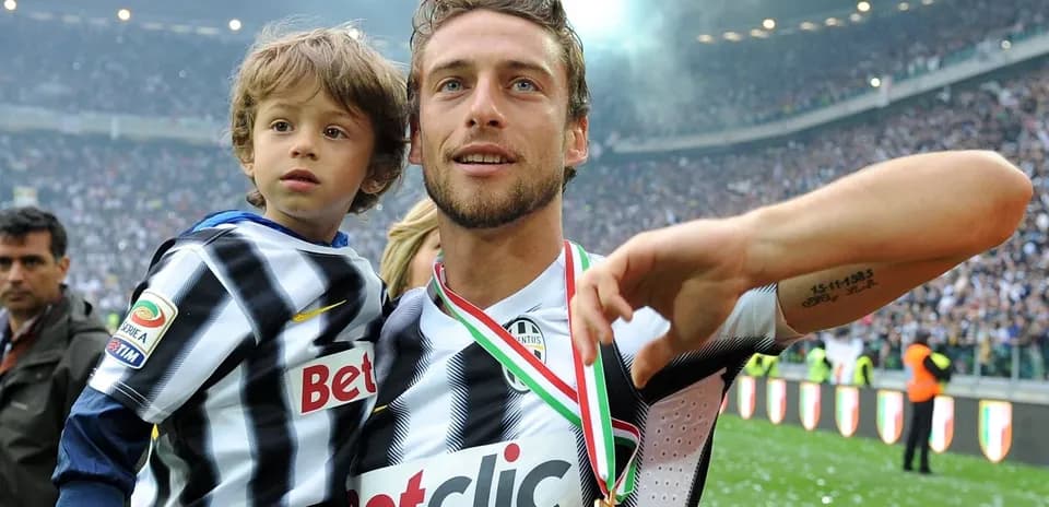 Jugador de fútbol con niño y medalla en celebración