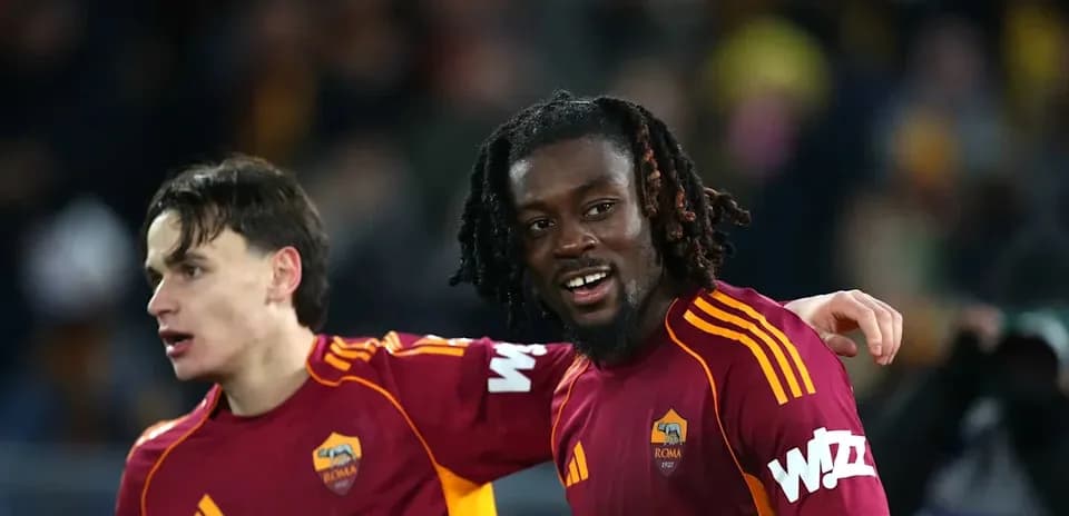 Jugadores de la Roma sonriendo en el campo