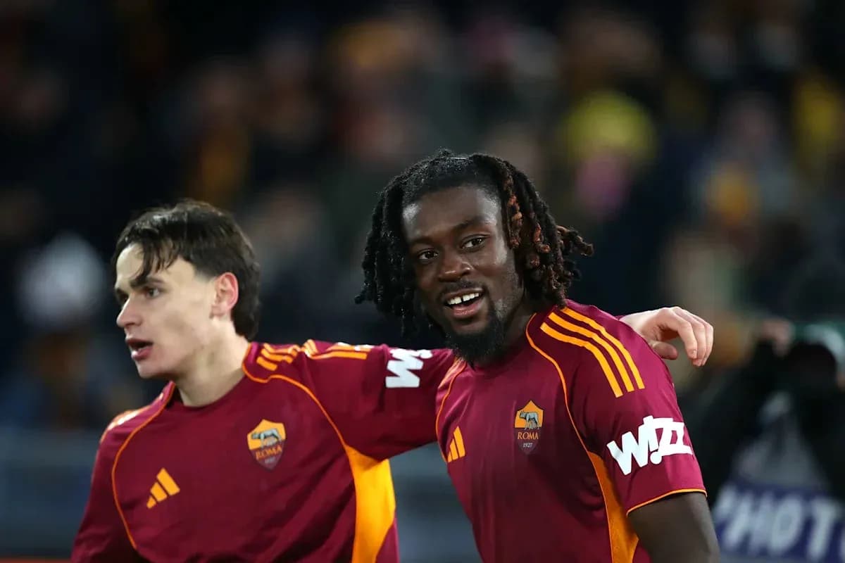 Jugadores de la Roma sonriendo en el campo