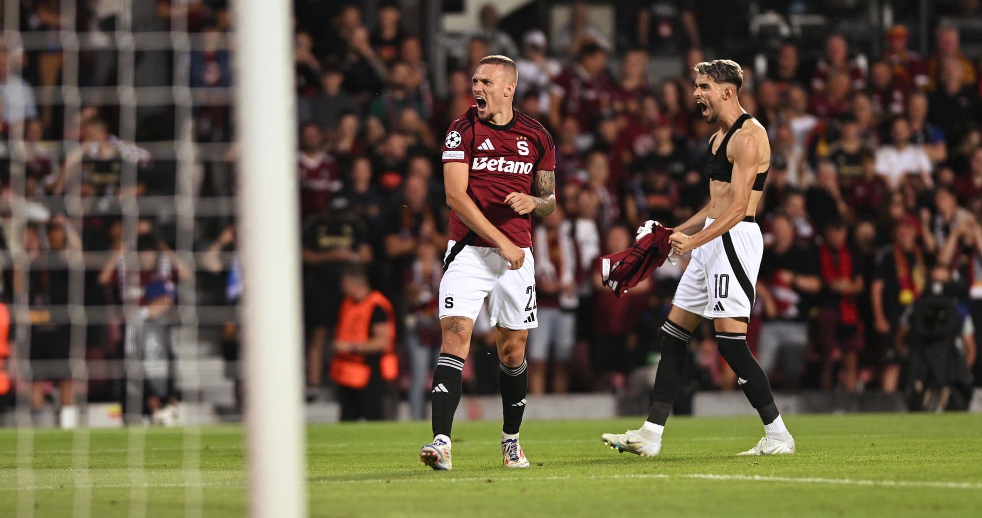 Jugadores celebrando en el partido de Champions