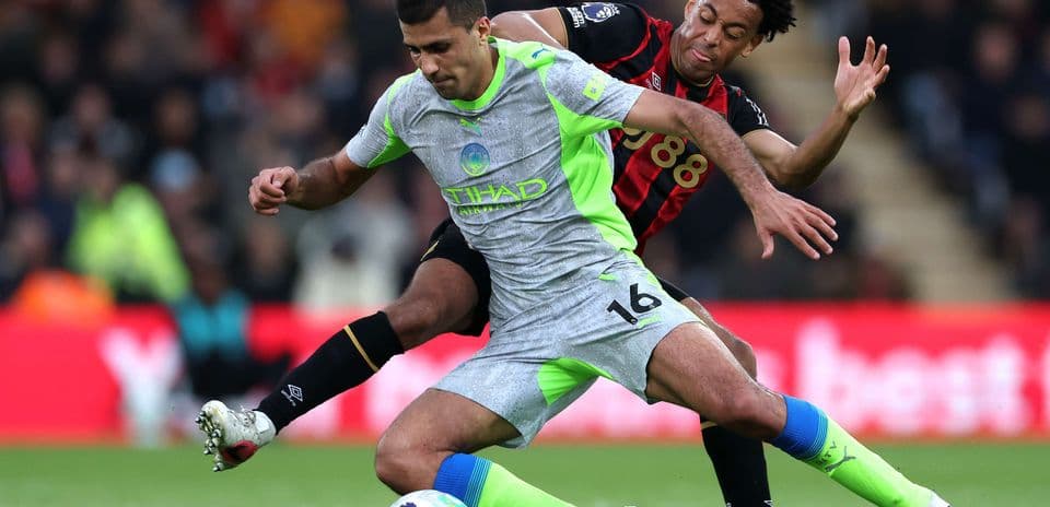 Jugador de Manchester City en acción contra Bournemouth
