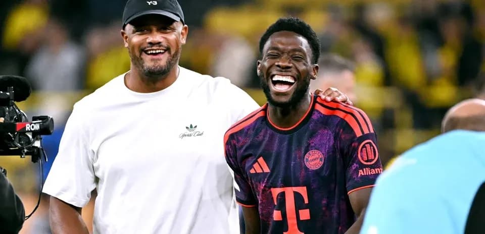 Dos hombres riendo en el estadio después del partido