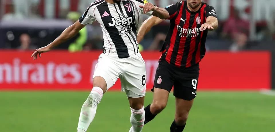 Jugador de Juventus compitiendo con jugador de AC Milan