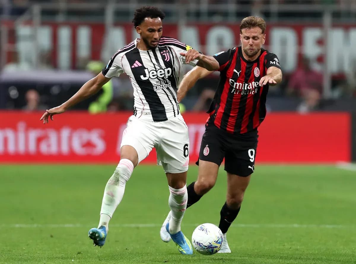 Jugador de Juventus compitiendo con jugador de AC Milan