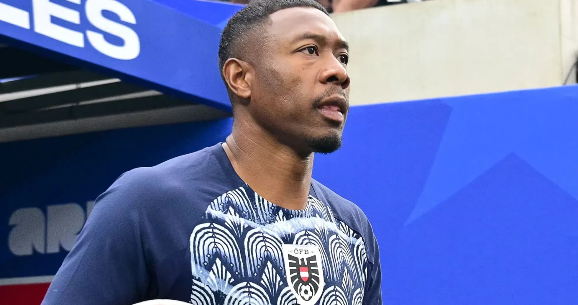 Jugador saliendo del túnel antes del partido