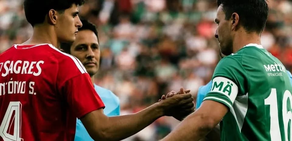 Jugadores saludándose antes del partido