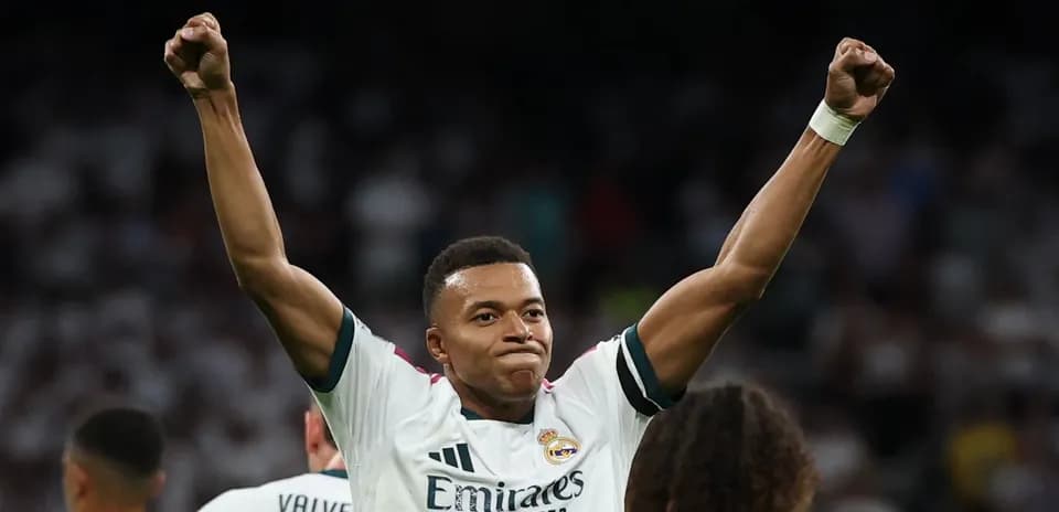 Jugador de Real Madrid levantando los brazos en celebración