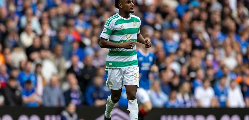 Jugador de Celtic corriendo en el campo durante el partido