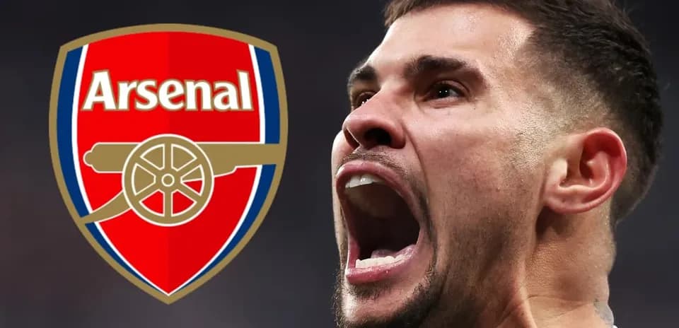 Jugador de Arsenal celebrando con el escudo del club