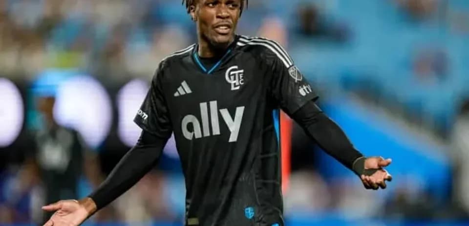 Jugador de Charlotte FC en acción durante el partido