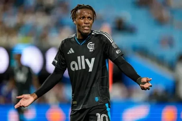Jugador de Charlotte FC en acción durante el partido