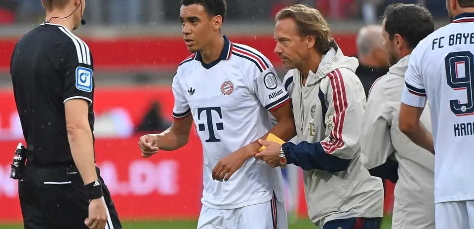Jugador de Bayern Munich siendo atendido por el médico