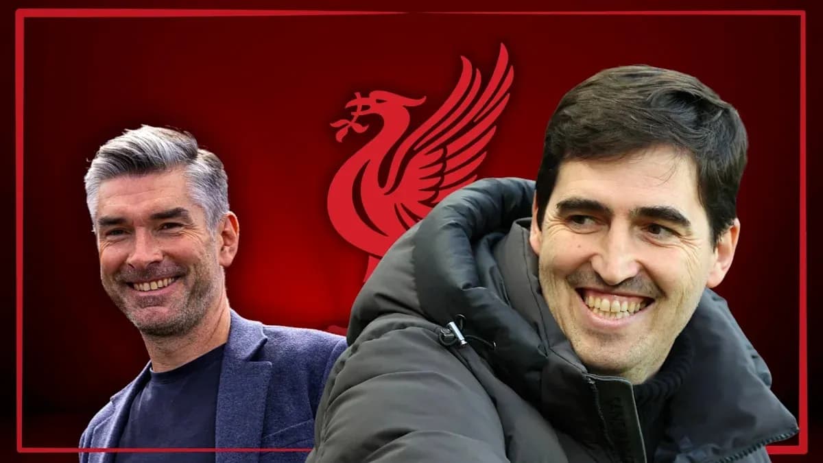 Dos entrenadores sonriendo con logo de Liverpool de fondo