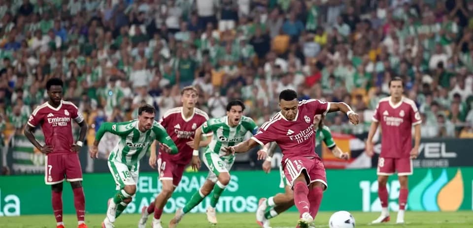 Jugador de Real Madrid lanzando un penalti en partido