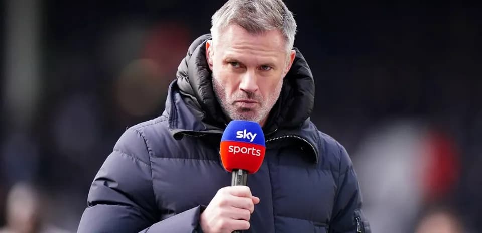 Presentador sosteniendo micrófono de Sky Sports