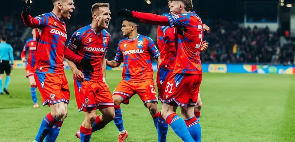 Jugadores del Plzen celebrando un gol