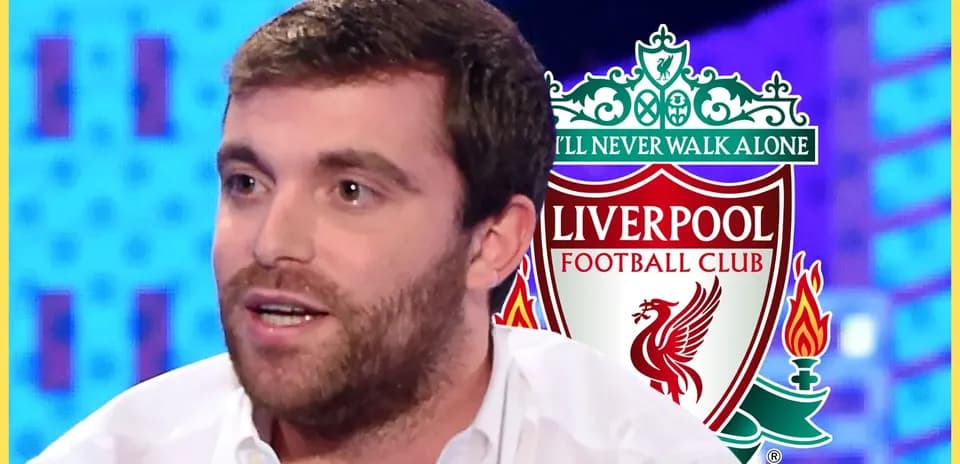 Hombre hablando con el logo del Liverpool de fondo
