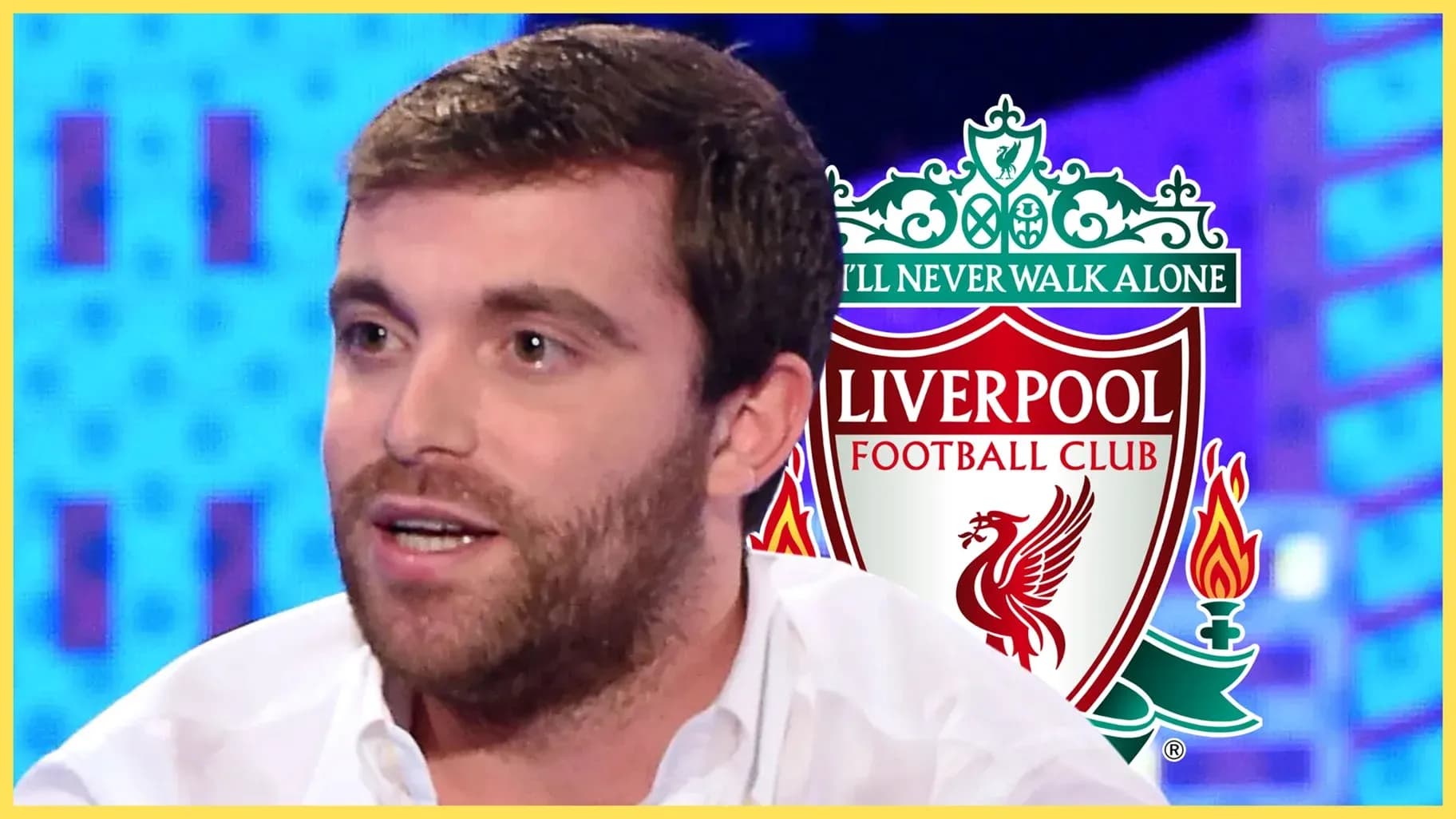 Hombre hablando con el logo del Liverpool de fondo