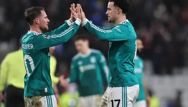 Jugadores chocando las manos en celebración