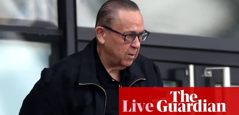 Hombre saliendo de edificio con gafas y chaqueta negra