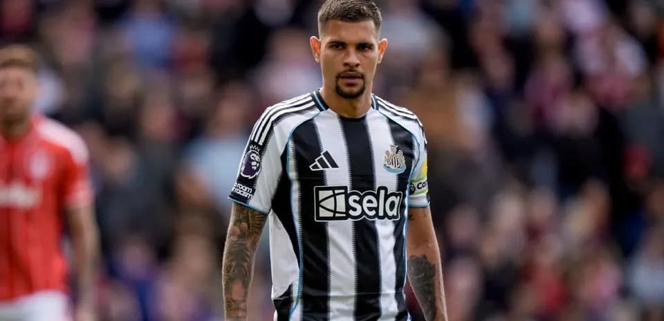 Jugador de Newcastle con camiseta a rayas durante el partido